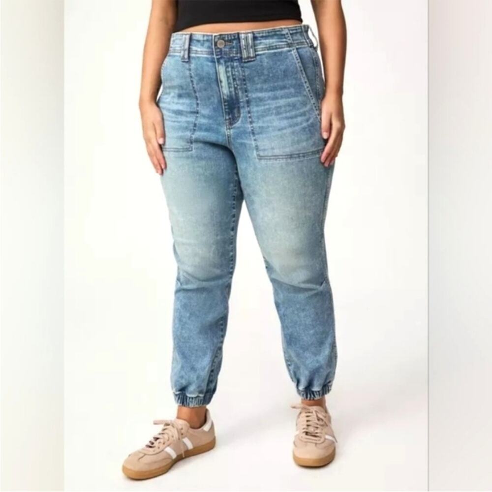 Torrid Jogger Mid-Rise Jean Magnetic Medium‎ Wash Blue Elastic Ankle Size 24